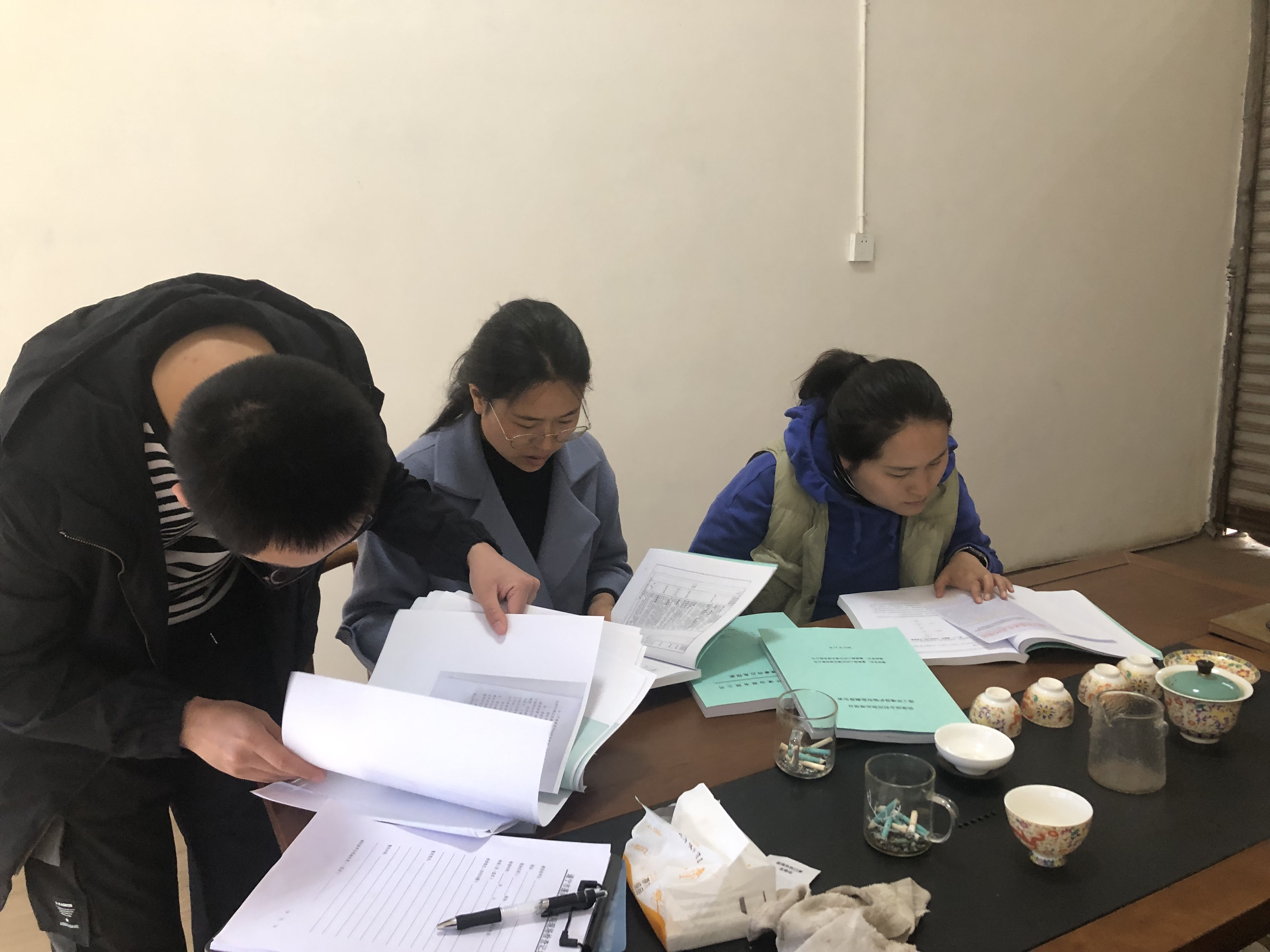 工作人员上门指导企业信息填报